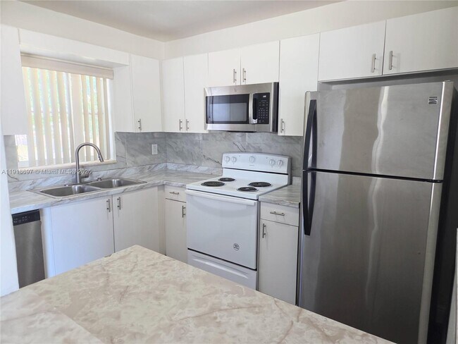 Building Photo - 5200 NW 18th Ct