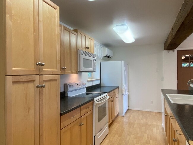 Building Photo - Cabin in Woods with Shop