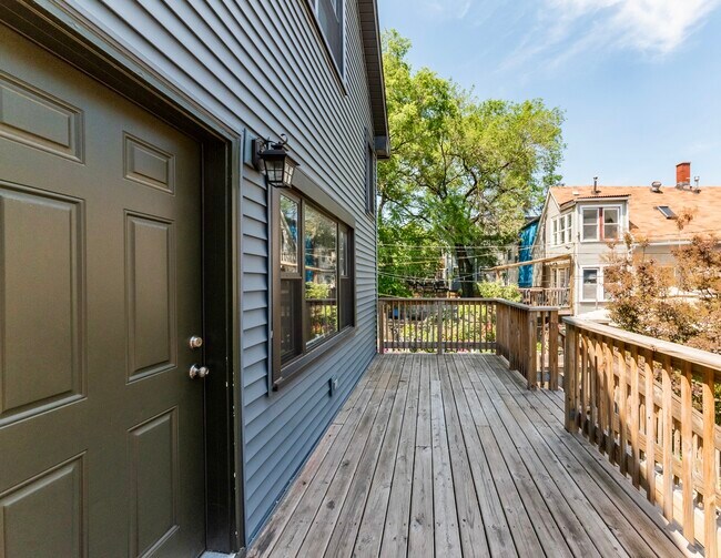 Building Photo - 1722 N Artesian Ave