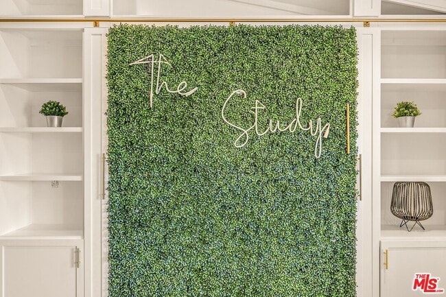 Building Photo - 14050 Magnolia Blvd