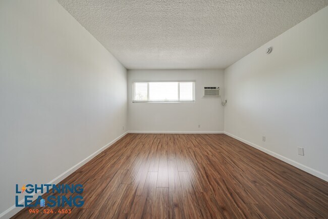 Building Photo - 17346 Burbank Blvd