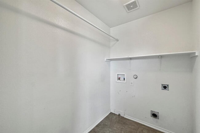Building Photo - 214 Briarwood Dr