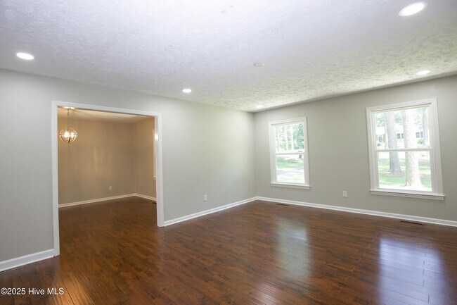 Building Photo - 906 N Glenwood Trail