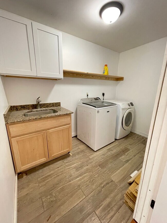 Building Photo - Big and Beautiful House with attached 1br ...