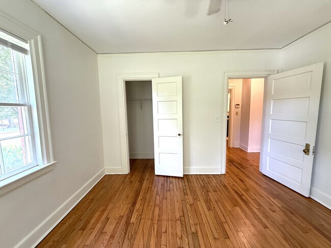 Building Photo - 807 E Edgemont Ave