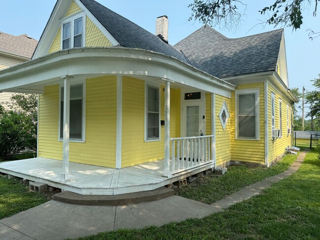 Primary Photo - 2009 Mitchell Ave