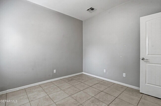 Building Photo - 11500 Summer Dr