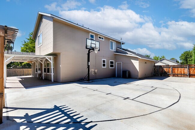 Building Photo - 2109 E Redwick Dr