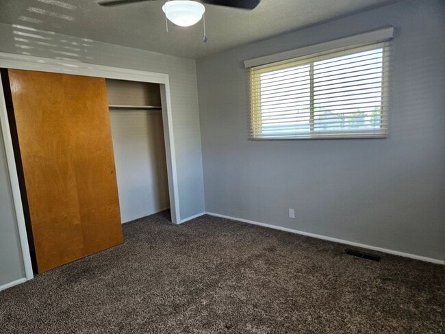 Building Photo - Spacious 4 Bed Bountiful Home | Central Location & Covered Parking