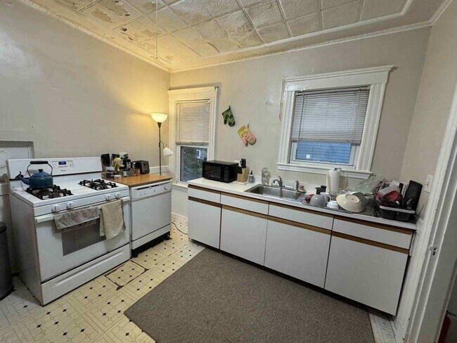 Building Photo - 28 Sunset Rd