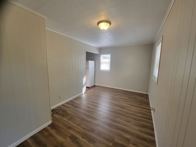 Building Photo - Cute 2 Bedroom / 1 BA AVAILABLE NOW!