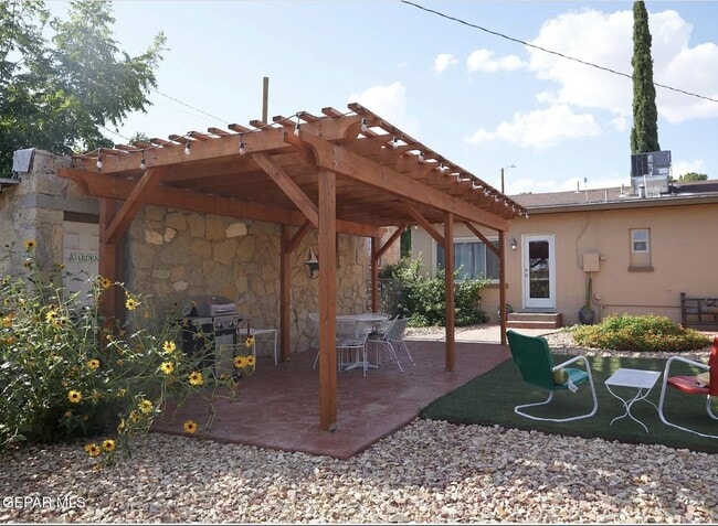 Building Photo - 3236 Richmond Ave