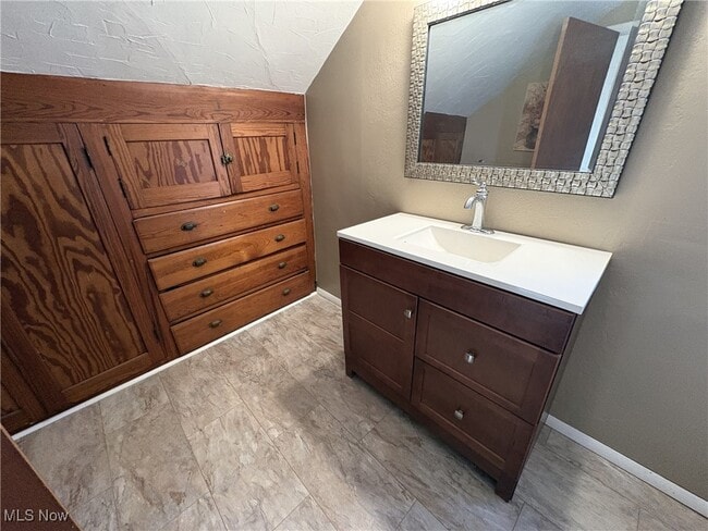 Building Photo - 607 Copley Rd