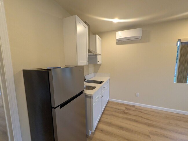 Building Photo - 1938 N Mills Ave