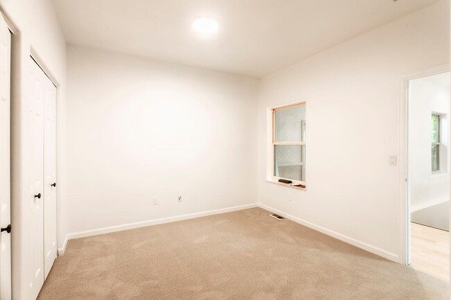 Building Photo - 94 Castle Ridge Dr