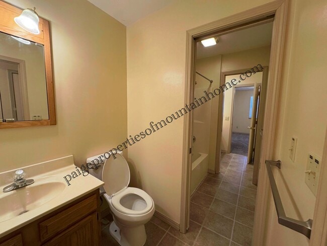 Building Photo - 1218/1220 Ridgecrest