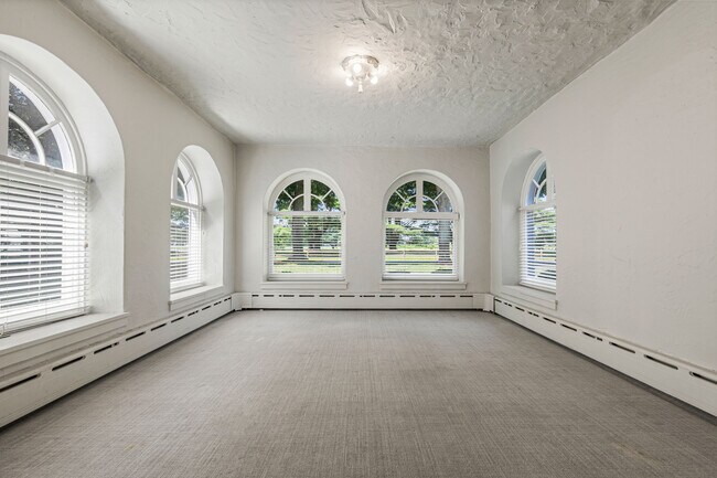 Building Photo - 30 Park Dr N