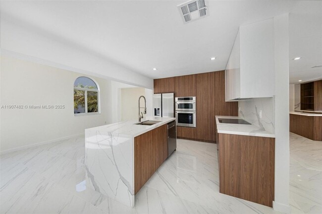 Building Photo - 242 Palm Ave