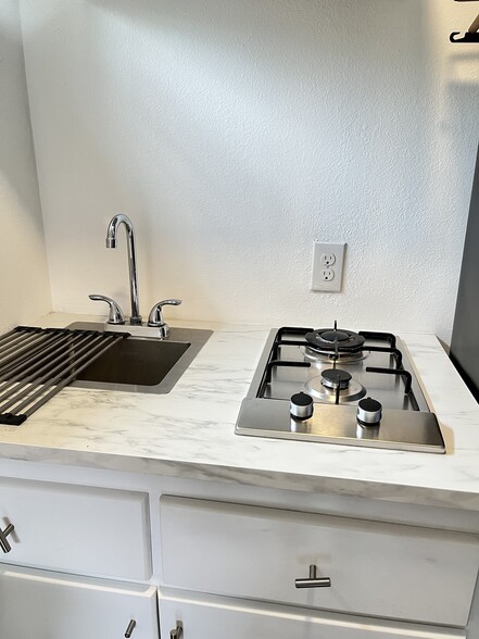 Building Photo - 1170 Esperanza St