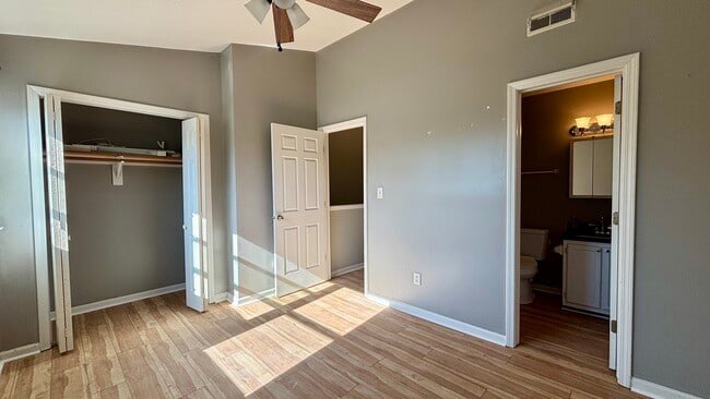 Building Photo - 6086 S Bay Dr