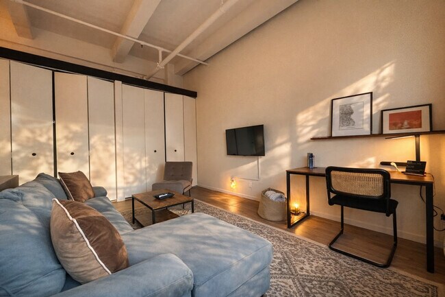 Building Photo - 823 N 2nd St