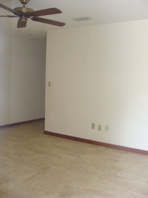 Building Photo - 2 Bed 1 bath Granite Countertops  Screen Porch Call Carole Arcaro Deltona Lakes Realty 386-216-4900