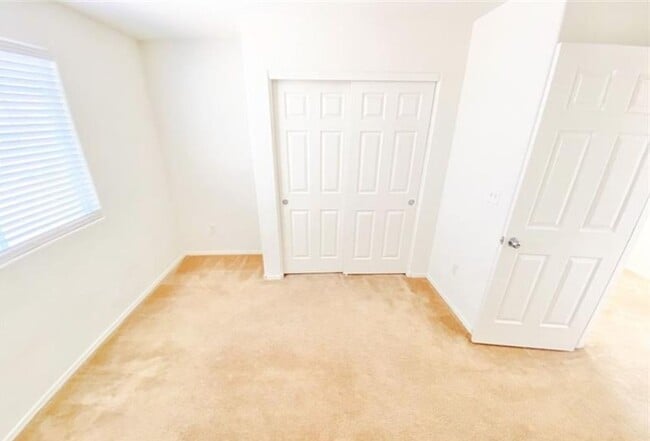 Building Photo - ENJOY THIS STUNNING 3 BEDROOM WITH A TRANQ...