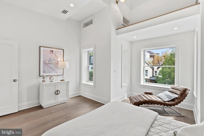 Building Photo - 2460 Ontario Rd NW