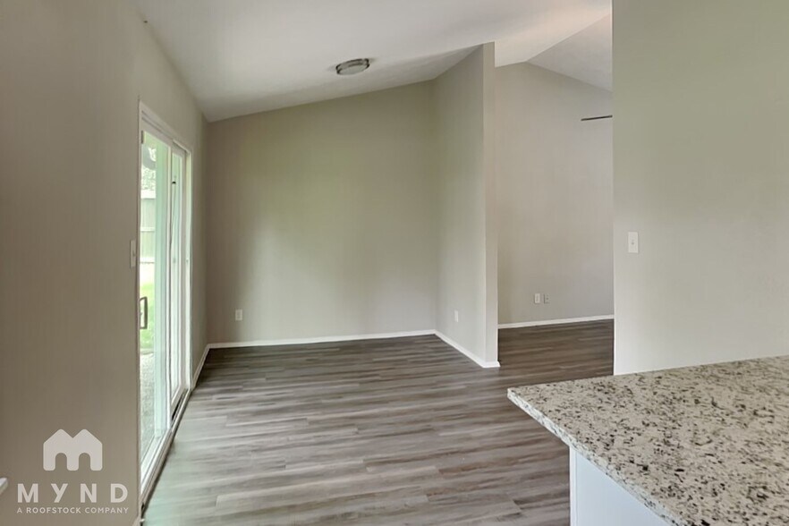 Building Photo - 2822 Canary Ln