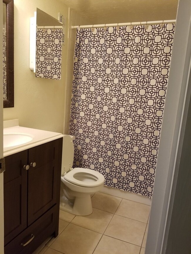 Building Photo - Move in Ready One Bedroom Condo with Resort-Style Amenities