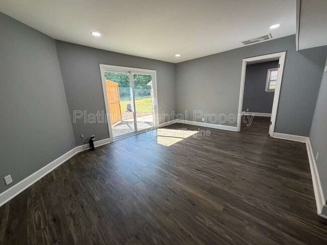 Building Photo - 1502 Waverly Way