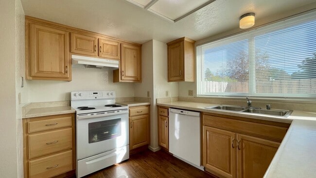 Building Photo - 2 Bedroom Townhouse Near Downtown SLO w/ G...