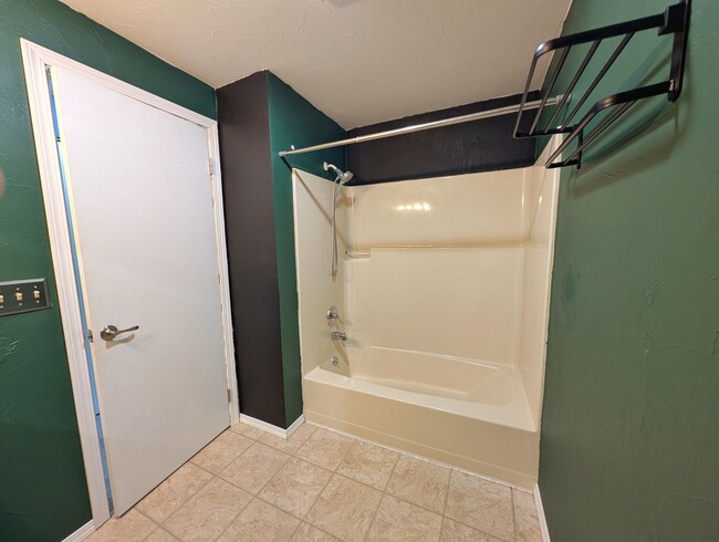 Building Photo - Valley Townhome, 3BD/1.5BA, Fully Fenced Y...