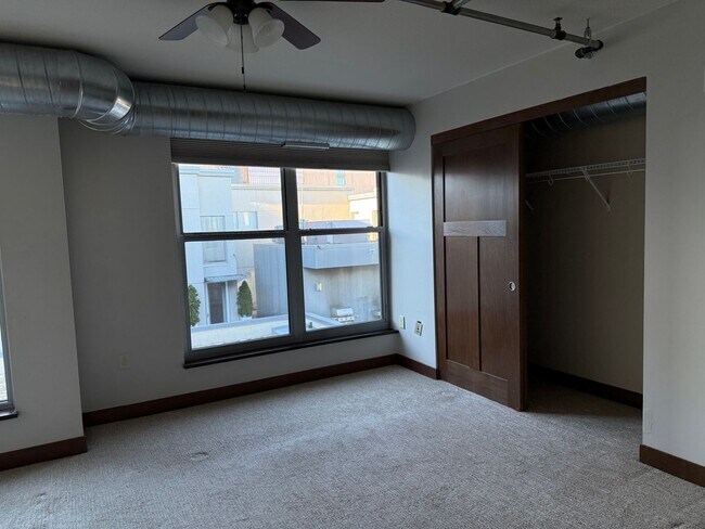 Building Photo - Rarely Available 3 Bedroom 2 Bathroom Pent...