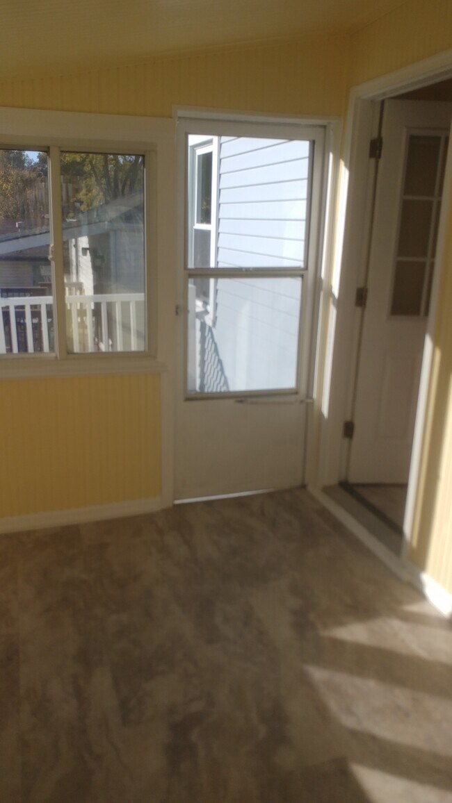 Building Photo - 9946 Carlyle Ave