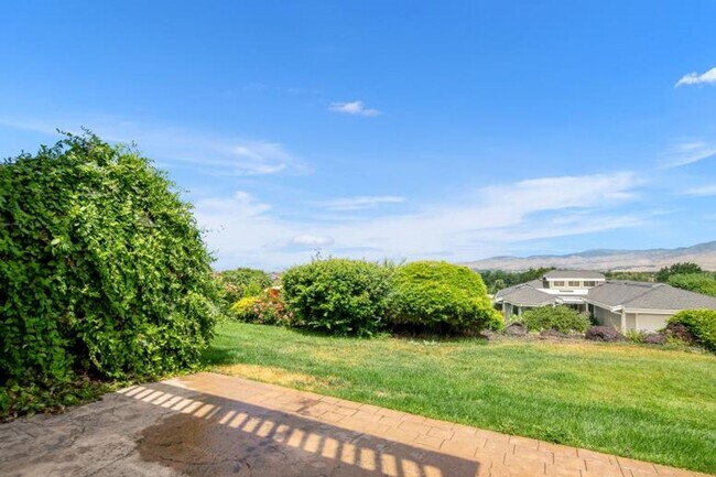 Building Photo - Fully Furnished Mid-Century Modern home wi...