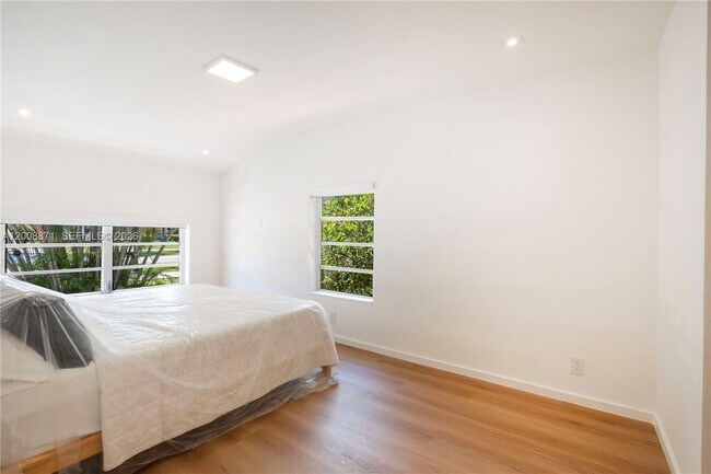 Building Photo - 3021 Coconut Grove Dr