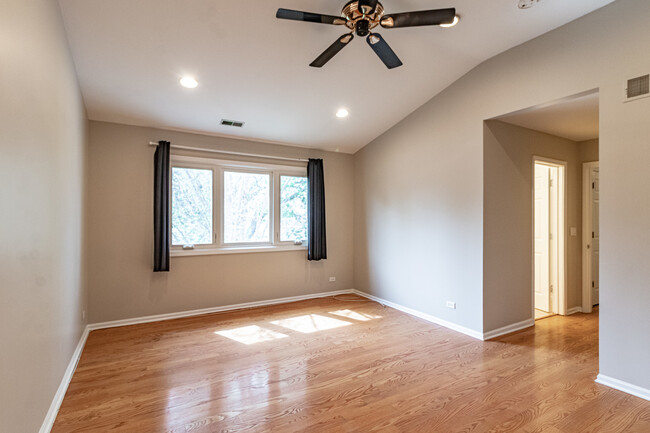 Building Photo - 690 Greenview Ln