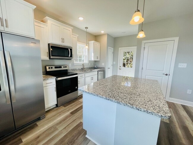 Building Photo - Adorable 2bd/2.5ba cottage in downtown Aynor - Ready for move in!!