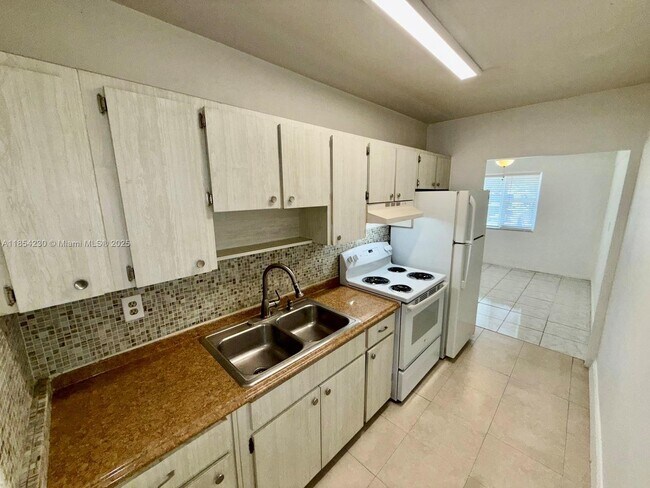 Building Photo - 1061 NE 34th Ct