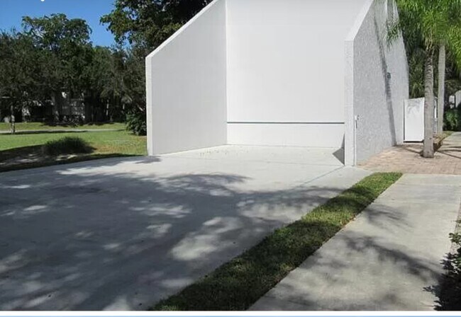 Building Photo - 721 Lyons Rd