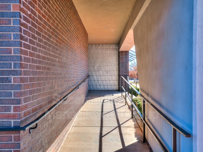 Building Photo - 444 N Central Ave