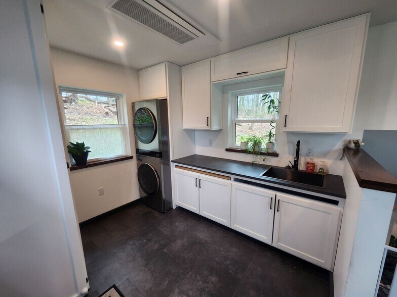 Building Photo - 504 Kinderhook Rd