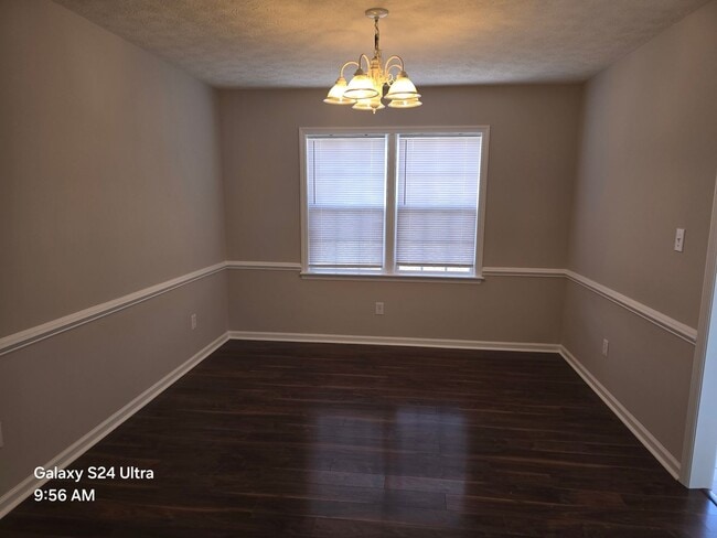 Building Photo - 3 Bedroom, 2 bath house with a bonus room and one car garage.