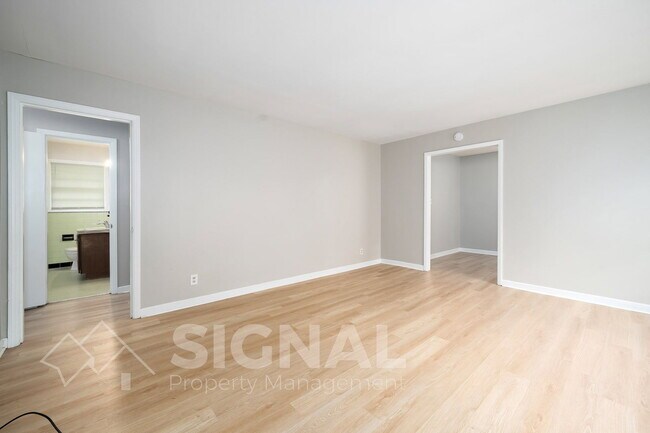 Building Photo - 112 19th Ave NW