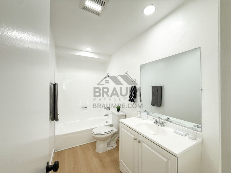 Building Photo - 5461 Kester Ave