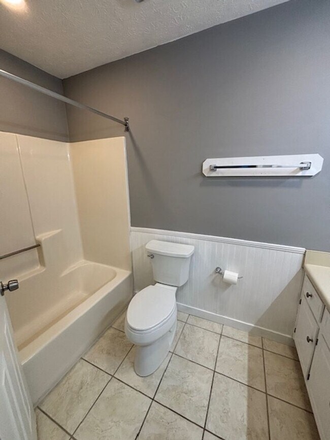 Building Photo - Updated Remodeled Large Open Split-Level Home with Full Finished Basement!