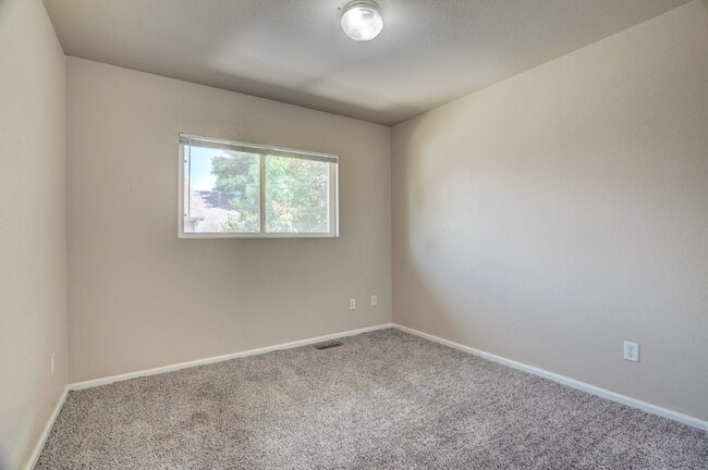 Building Photo - $1,795 - 2 bed/2.5 bath Townhome with new ...