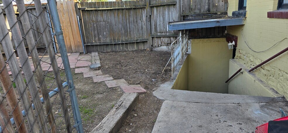 Building Photo - 1057 S 900 E