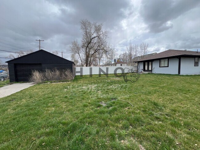 Building Photo - 578 Dexter St W